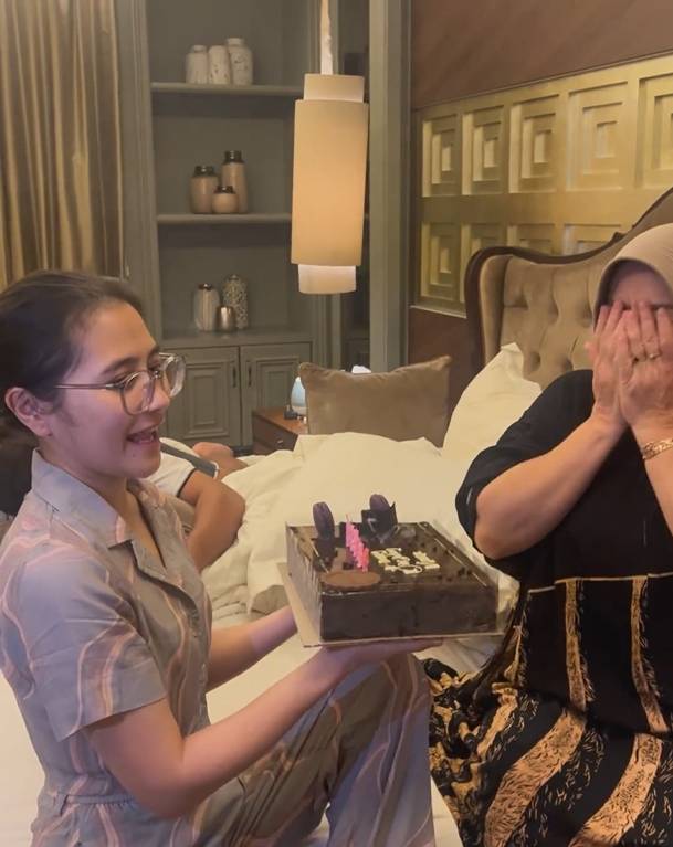 potret Prilly Latuconsina rayakan ulang tahun sang mama (instagram.com/prillylatuconsina96)