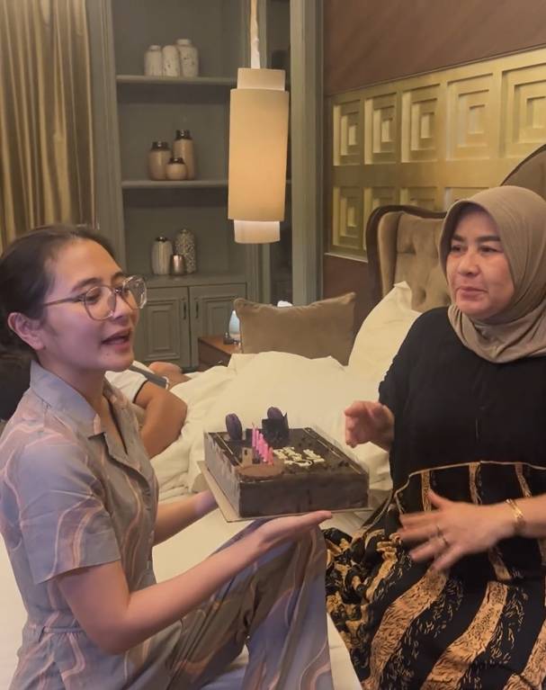 potret Prilly Latuconsina rayakan ulang tahun sang mama (instagram.com/prillylatuconsina96)