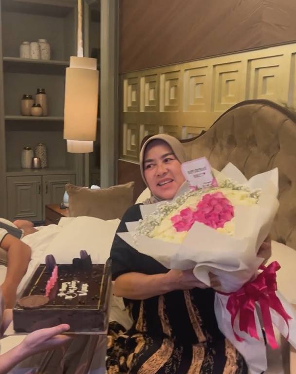 potret Prilly Latuconsina rayakan ulang tahun sang mama (instagram.com/prillylatuconsina96)