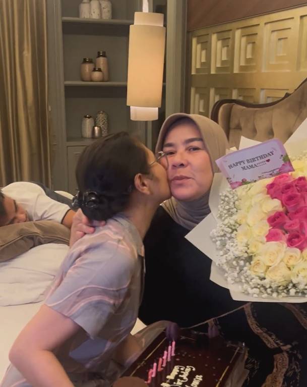 potret Prilly Latuconsina rayakan ulang tahun sang mama (instagram.com/prillylatuconsina96)