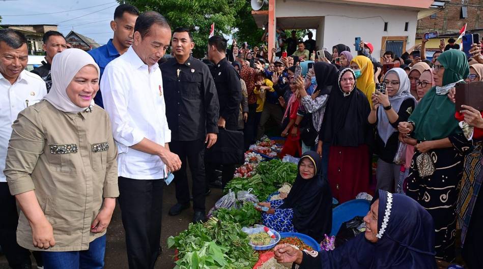 Presiden Joko Widodo berkunjung ke Pasar Cekkeng di Kabupaten Bulukumba, Jumat pagi (5/7/2024). (Dok. BPMI Setpres/Muchlis Jr)