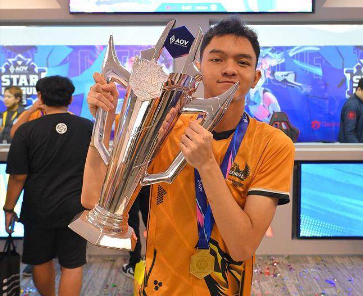 Wiraww angkat trofi ASL (instagram.com/kage.wiraww)