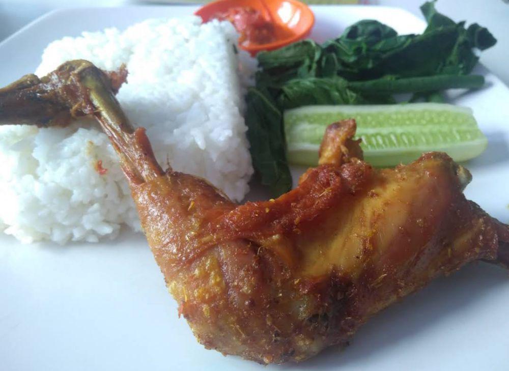 4 Rekomendasi Tempat Makan Ayam Goreng di Jember, Gurih Pol!