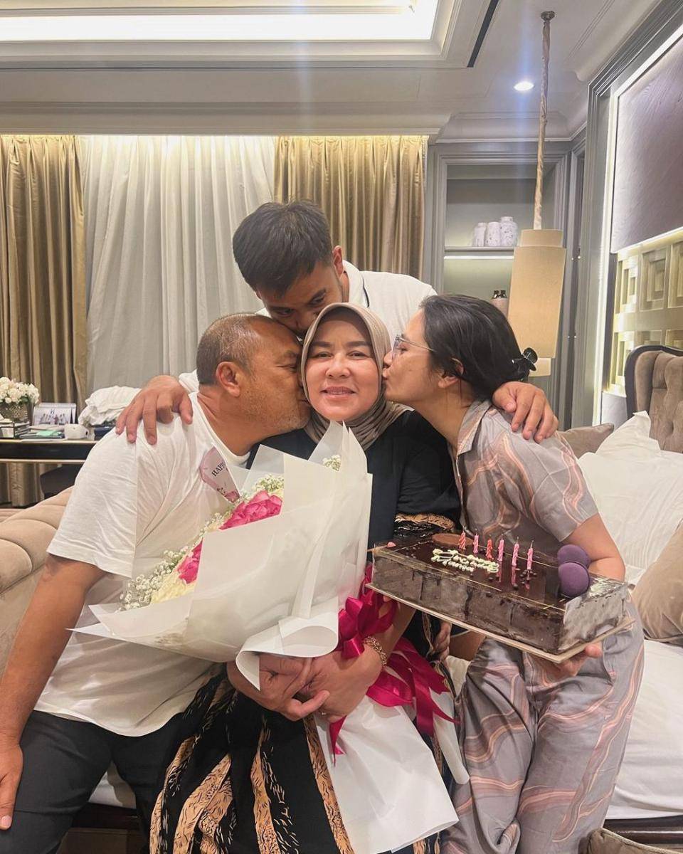 potret Prilly Latuconsina rayakan ulang tahun sang mama (instagram.com/prillylatuconsina96)