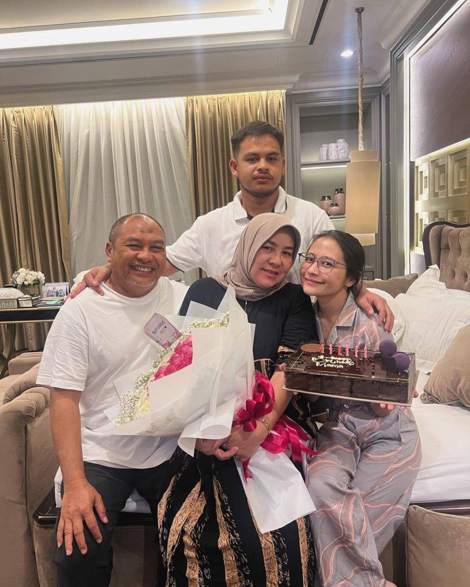 potret Prilly Latuconsina rayakan ulang tahun sang mama (instagram.com/prillylatuconsina96)