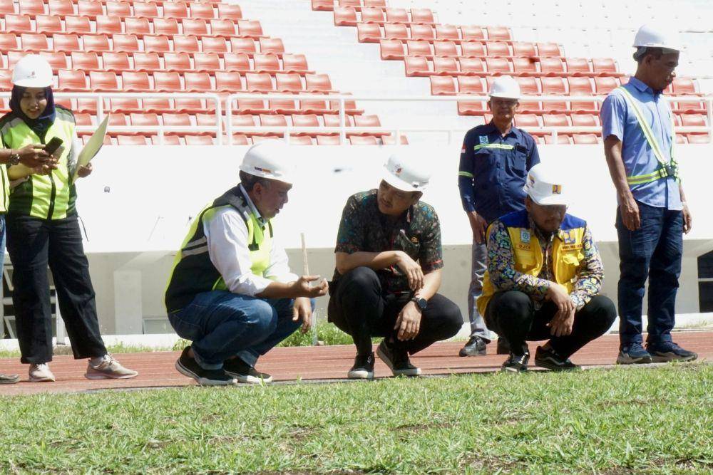 Komisi X DPR RI, Yoyok Sukawi bersama Kementerian Pekerjaan Umum dan Perumahan Rakyat (PUPR) meninjau proses renovasi Stadion Jatidiri Semarang, Jumat (5/7/2024). (IDN Times/bt)