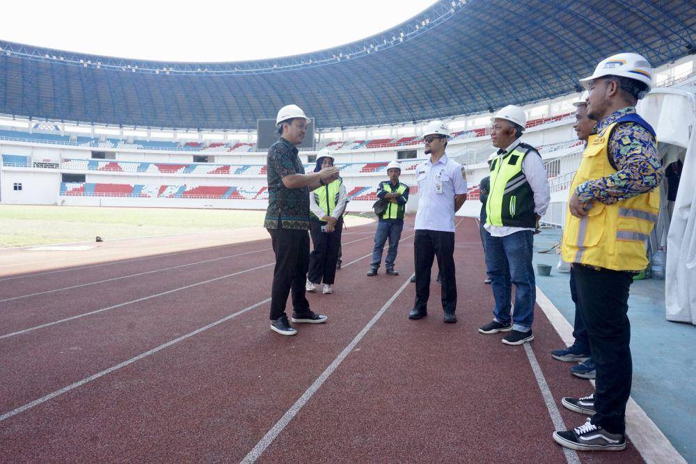 Komisi X DPR RI, Yoyok Sukawi bersama Kementerian Pekerjaan Umum dan Perumahan Rakyat (PUPR) meninjau proses renovasi Stadion Jatidiri Semarang, Jumat (5/7/2024). (IDN Times/bt)