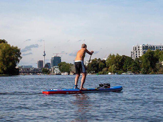 potret orang paddleboarding di Berlin, Jerman (berlin.de)