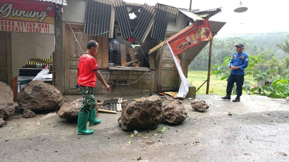 Material batu yang longsor dan rusak warung bakso di Trenggalek. IDN Times/istimewa