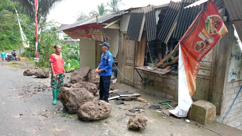 Material batu yang longsor dan rusak warung bakso di Trenggalek. IDN Times/istimewa