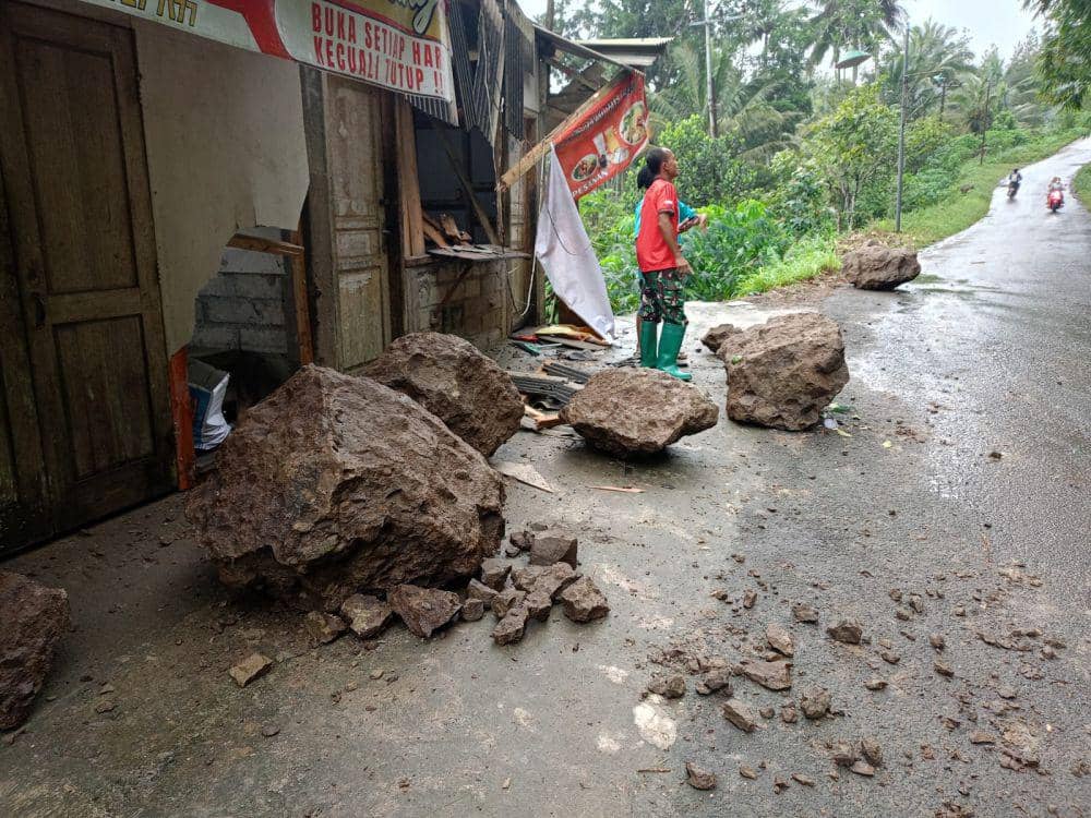 Longsor Bebatuan Merusak Warung Bakso di Trenggalek