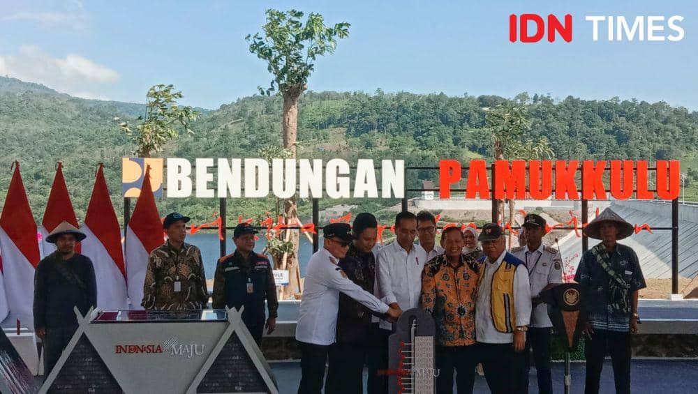 Presiden Joko 'Jokowi' Widodo telah meresmikan Bendungan Pamukkulu di Desa Kale Ko'mara, Kecamatan Polongbangkeng Utara, Kabupaten Takalar, Sulawesi Selatan (Sulsel) pada Jumat (5/7/2024). IDN Times/Ashrawi Muin