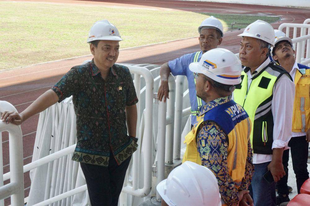 Komisi X DPR RI, Yoyok Sukawi bersama Kementerian Pekerjaan Umum dan Perumahan Rakyat (PUPR) meninjau proses renovasi Stadion Jatidiri Semarang, Jumat (5/7/2024). (IDN Times/bt)