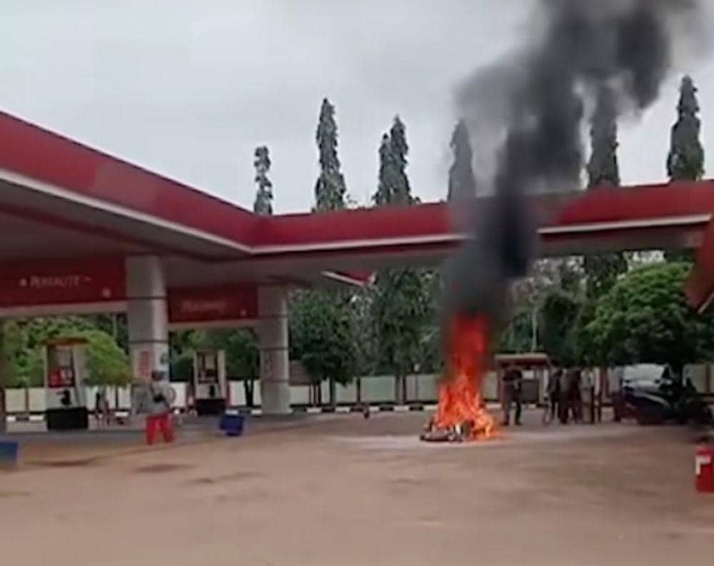 (Tanki Kepenuhan Saat isi BBM, Motor Terbakar di SPBU Pampangan) IDN Times/istimewa