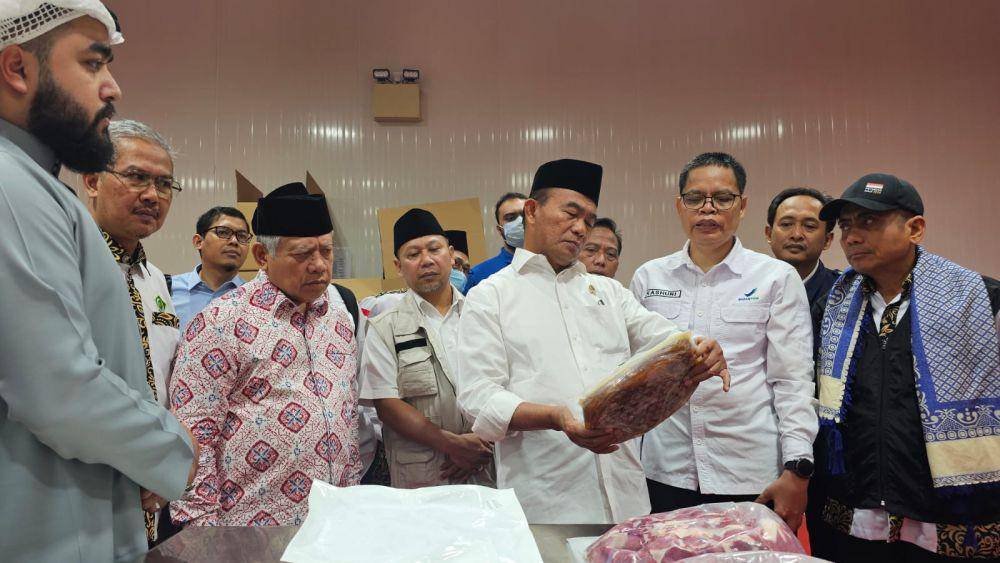 Menteri Koordinator Bidang Pembangunan Manusia dan Kebudayaan, Muhadjir Effendy ketika mengecek kualitas daging dam milik jemaah haji Indonesia. (Dokumentasi Kementerian Agama)