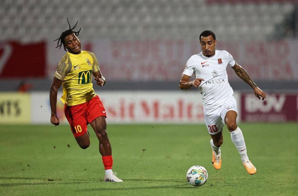 Aksi Victor Luiz (kanan) saat memperkuat FC Valetta dalam ajang Maltese Premier League musim 2023/2024. (Instagram.com/victorluiz97_)