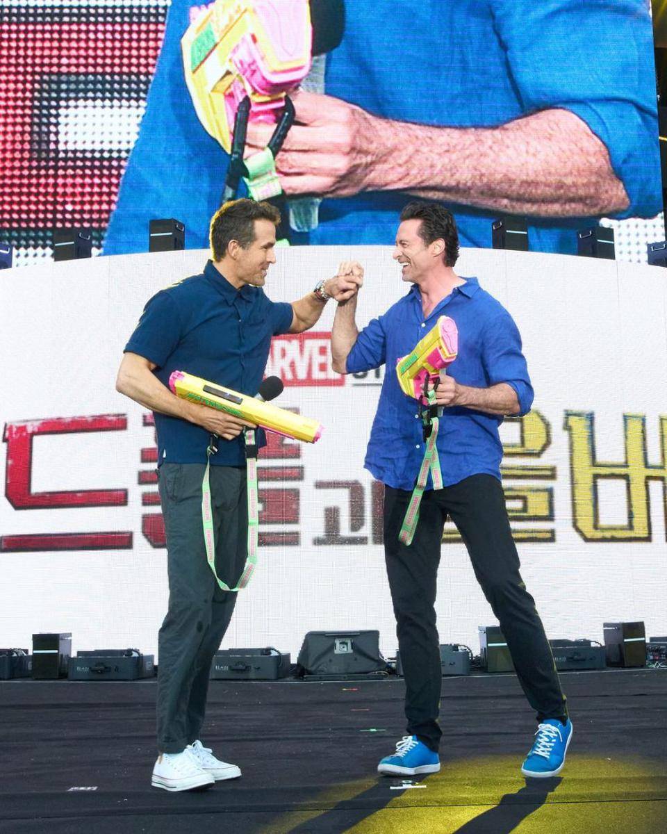 Ryan Reynolds dan Hugh Jackman di Waterbomb Festival (instagram.com)/vancityreynolds)