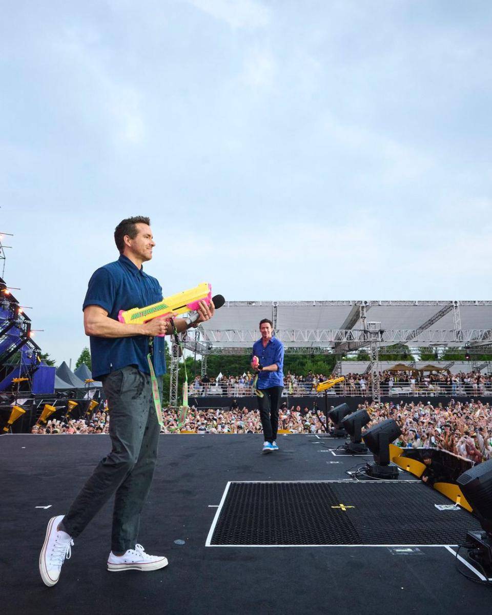 Ryan Reynolds dan Hugh Jackman di Waterbomb Festival (instagram.com)/vancityreynolds)