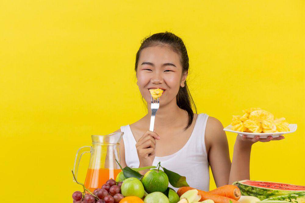 ilustrasi orang sedang makan (freepik.com/jcomp)