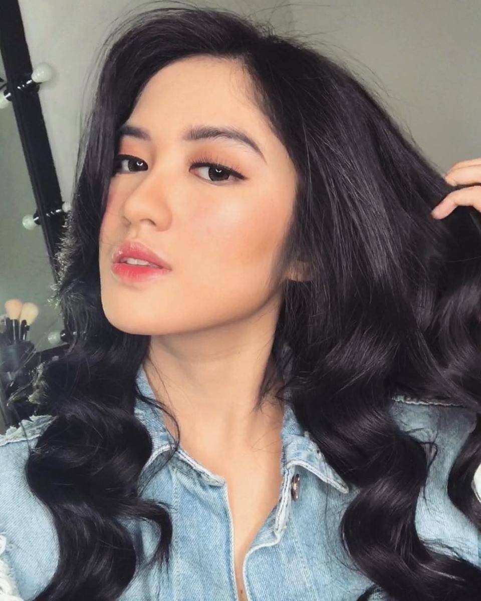 ide makeup ala Ochi Rosdiana buat hangout (instagram.com/ochi24)