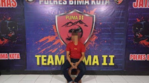 Foto terduga pelaku saat diamankan polisi (Dok/Polres Bima Kota)