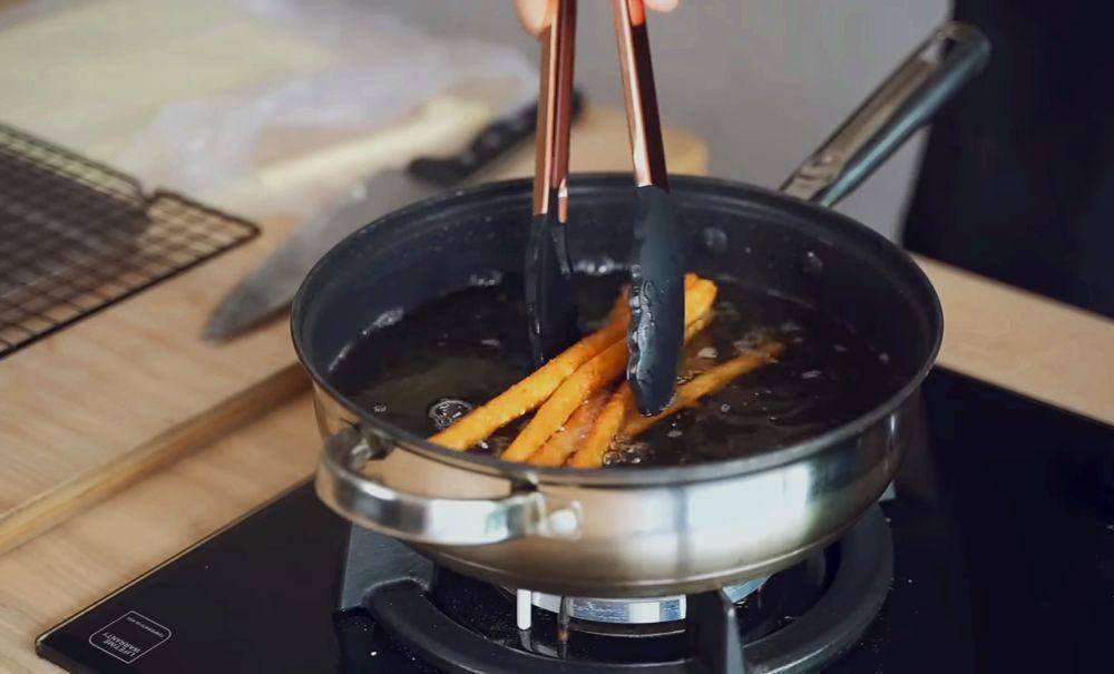 ilustrasi menggoreng potato cheese stick (youtube.com/Luvita Ho)