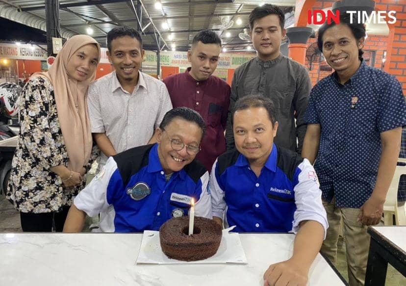 Ketua Umum Relawan TIK Indonesia, Fajar Eri Dianto bersama anggota relawan TIK di Sumut (IDN Times/Indah Permata Sari)