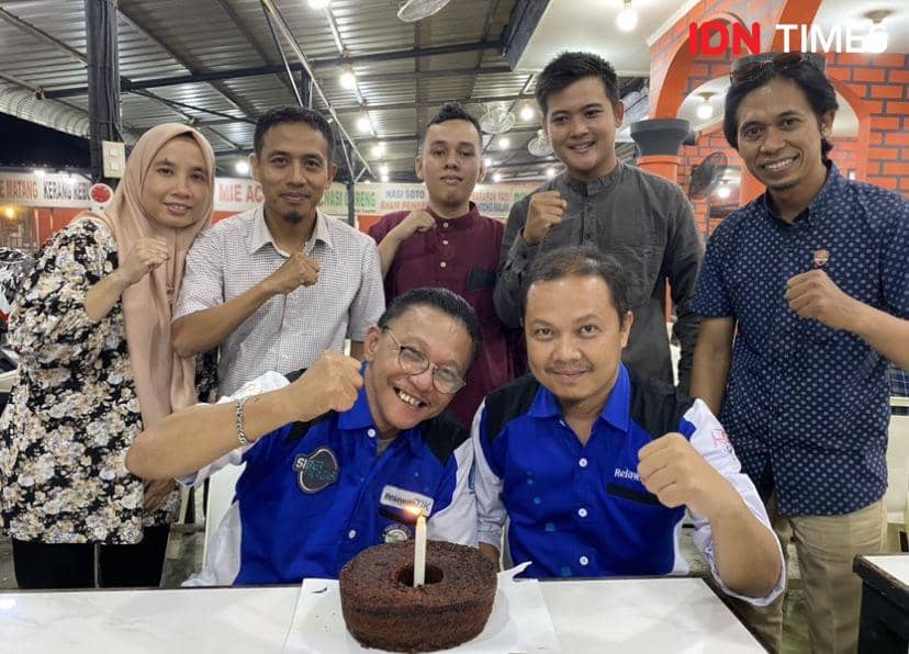 Ketua Umum Relawan TIK Indonesia, Fajar Eri Dianto bersama anggota relawan TIK di Sumut (IDN Times/Indah Permata Sari)