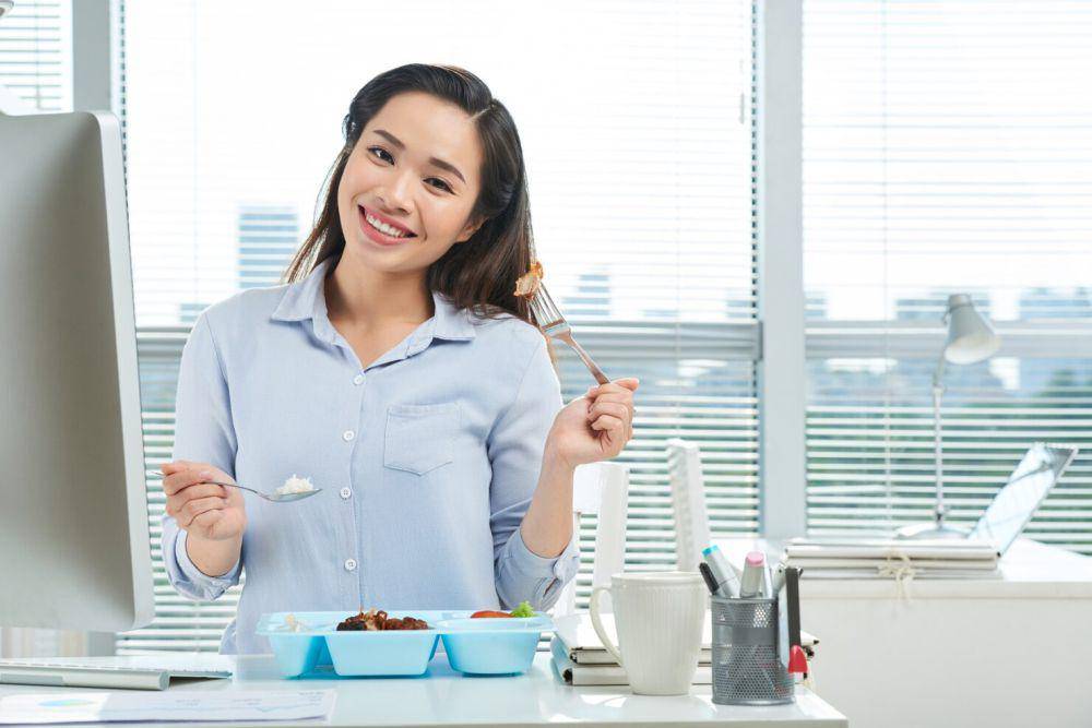 ilustrasi makan di kantor (freepik.com/pressfoto)