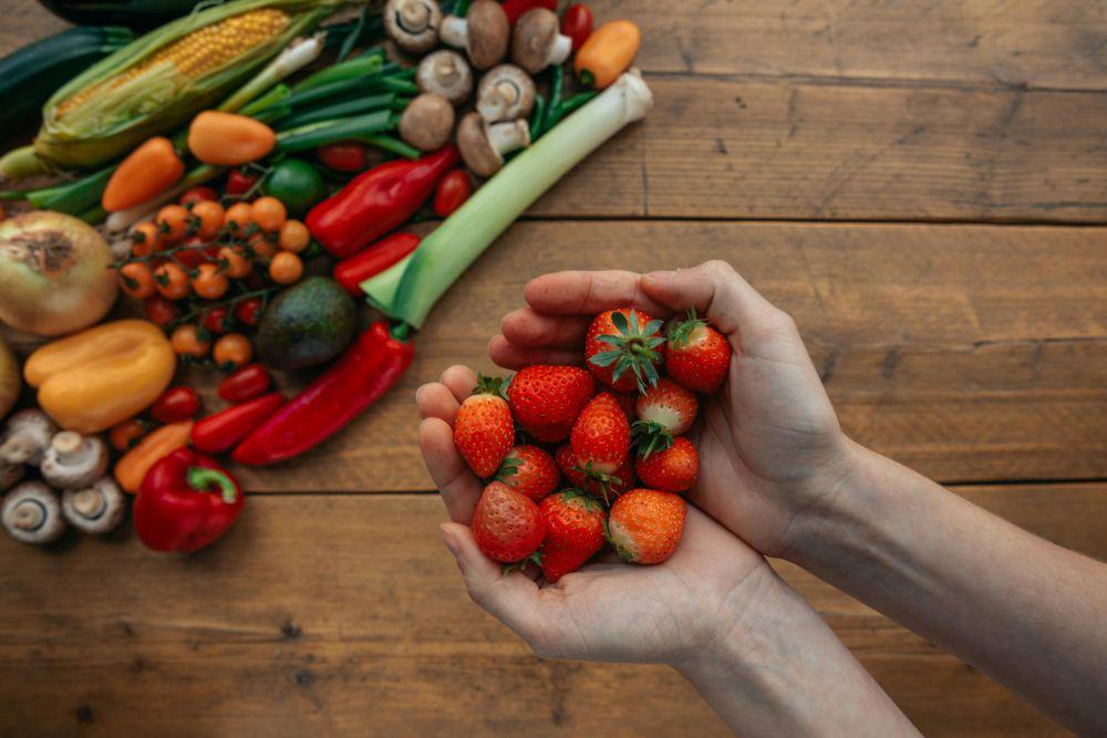 5 Buah dan Sayur yang Mudah Ditanam di Rumah, Mau Coba?