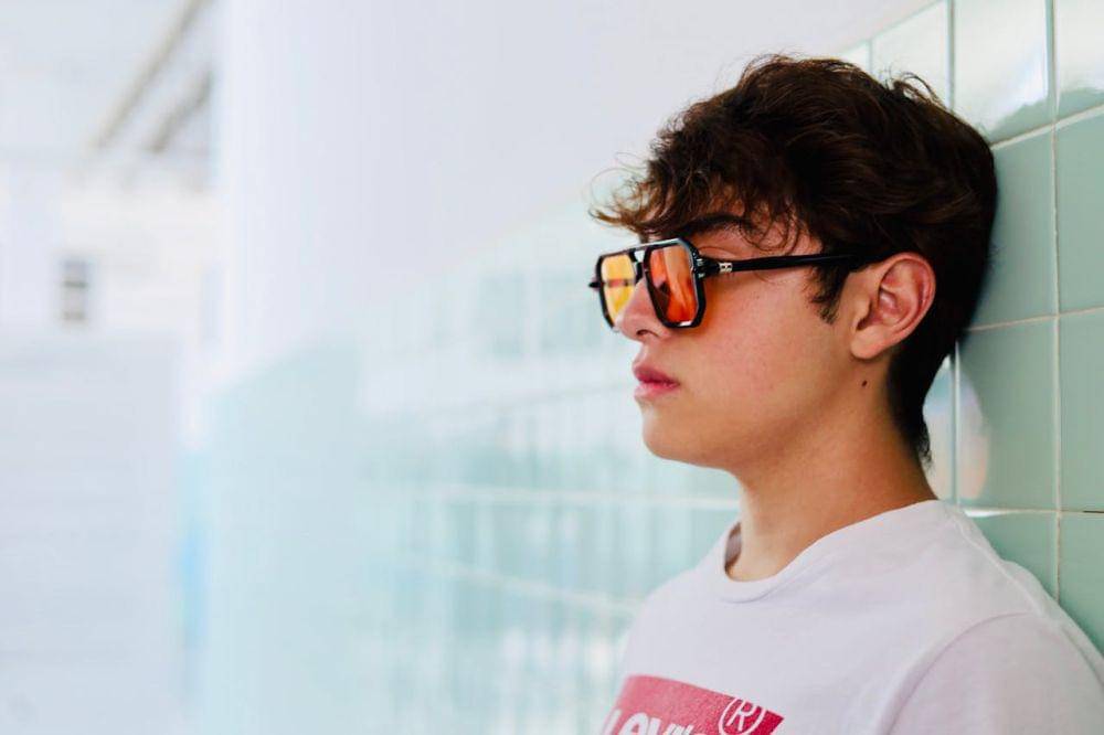 ilustrasi cowok pakai kacamata (pexels.com/YESENIA MORA)