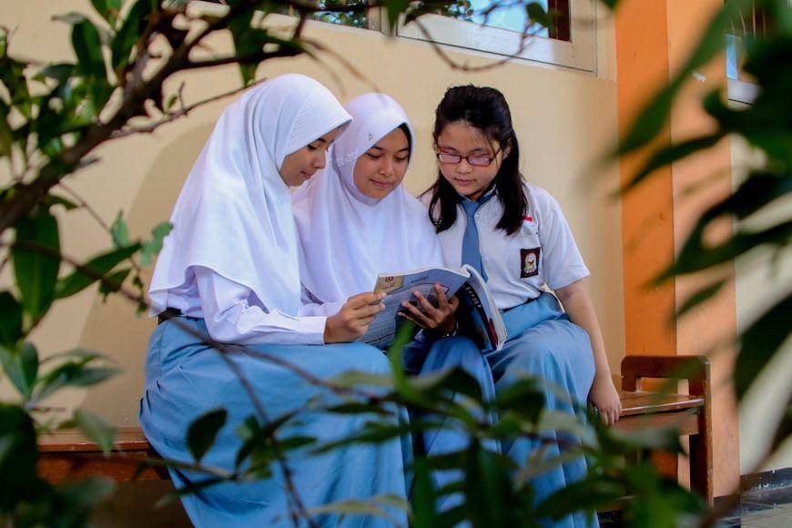 Ilustrasi siswa memakai seragam. (Unsplash.com/Ed Us)