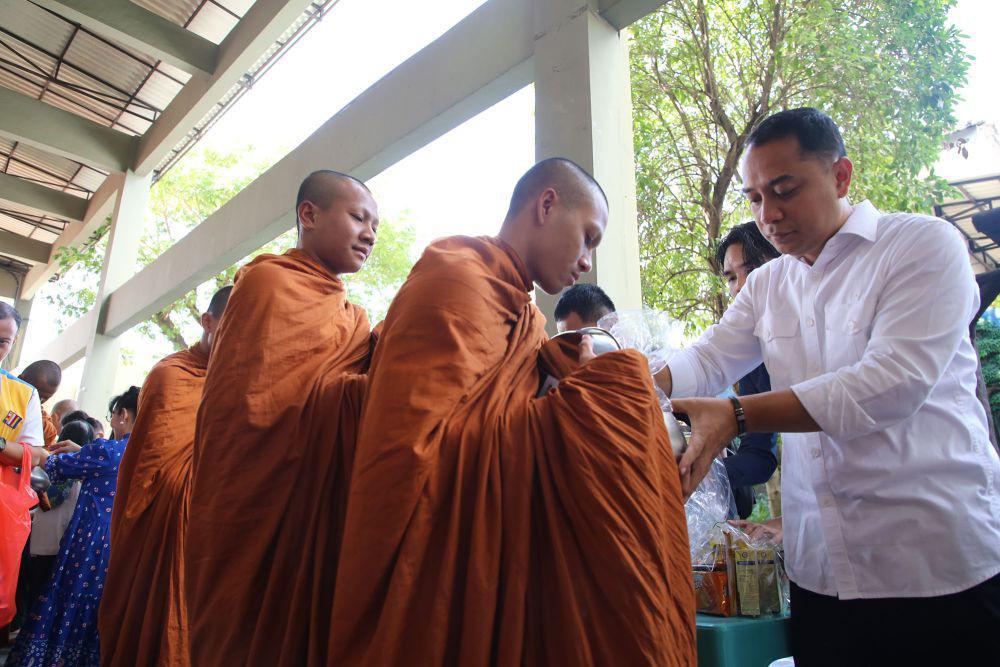 28 Calon Bhikkhu Surabaya Ikuti Pabbajja Samanera, Isi Libur Sekolah