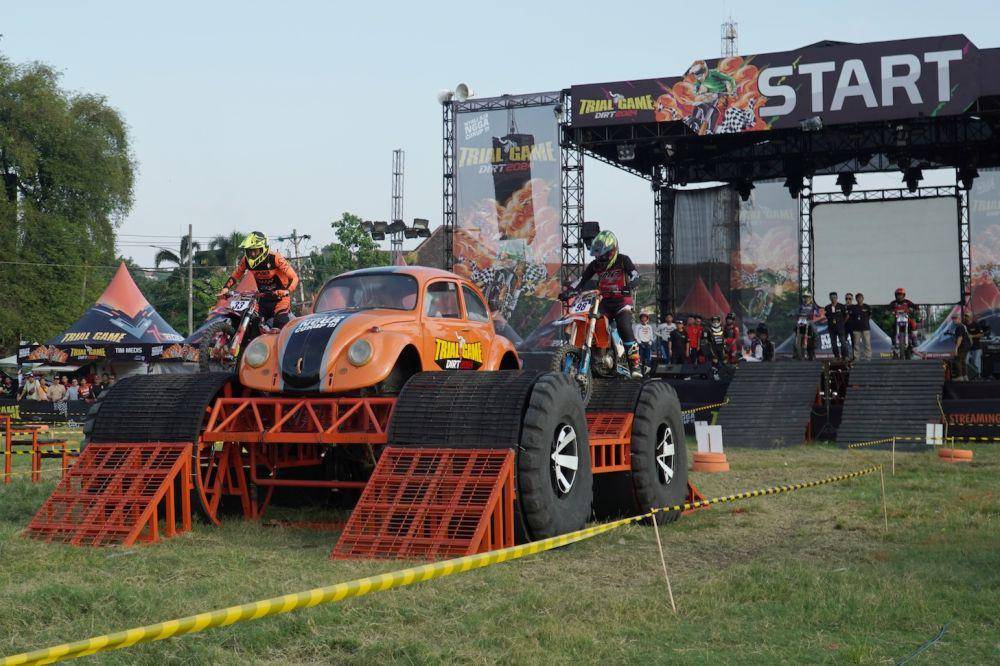 Para pembalap sengit bertarung menaklukkan lintasan pada seri perdana Trial Game Dirt 2024 di Sirkuit Lapangan Garnisun Semarang, Jumat (5/7/2024). (IDN Times/bt/TrialGame)