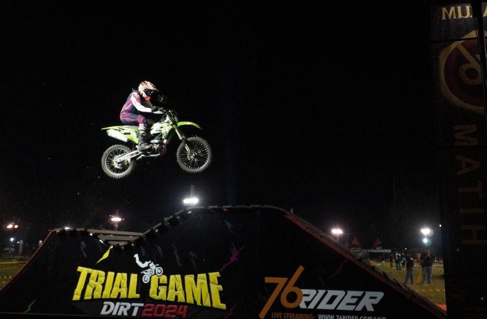 Para pembalap sengit bertarung menaklukkan lintasan pada seri perdana Trial Game Dirt 2024 di Sirkuit Lapangan Garnisun Semarang, Jumat (5/7/2024). (IDN Times/bt/TrialGame)