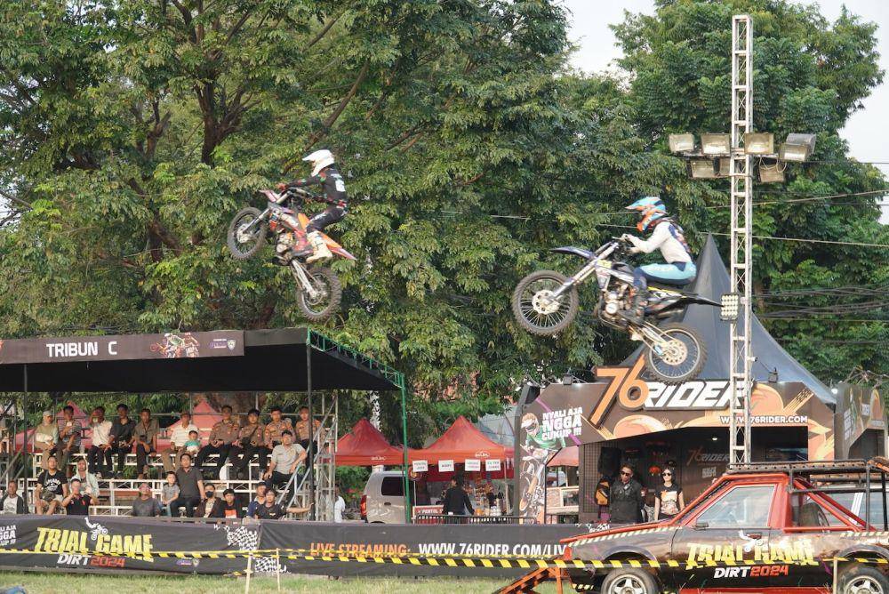 Para pembalap sengit bertarung menaklukkan lintasan pada seri perdana Trial Game Dirt 2024 di Sirkuit Lapangan Garnisun Semarang, Jumat (5/7/2024). (IDN Times/bt/TrialGame)