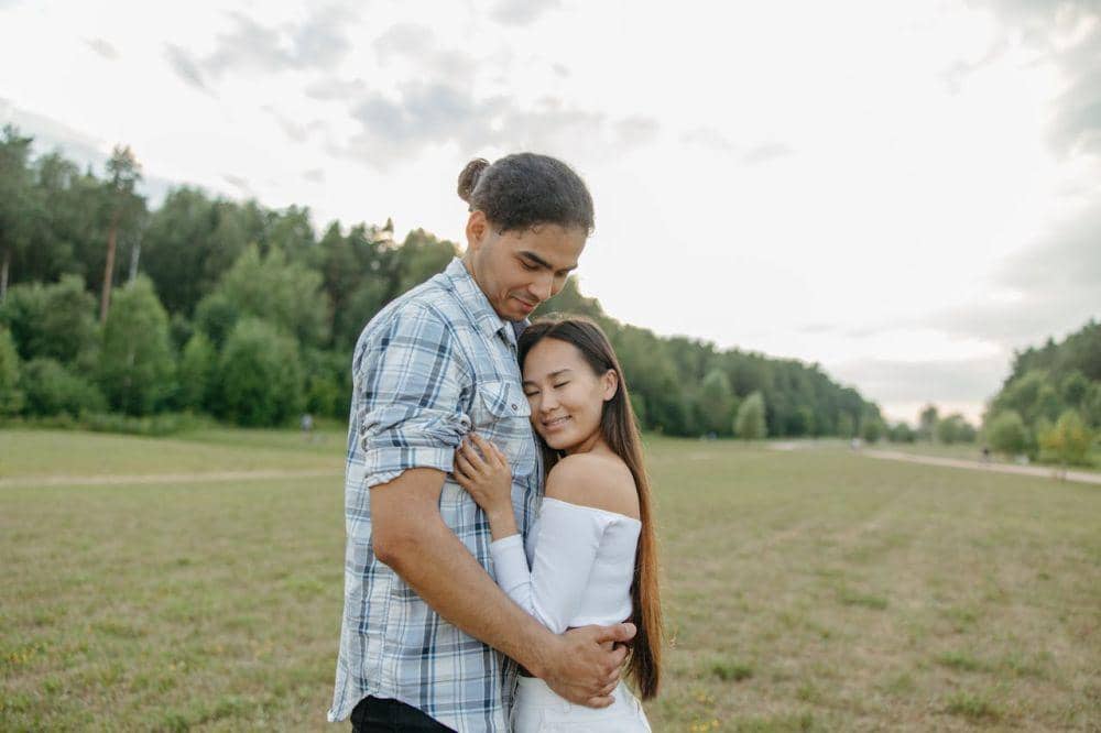 ilustrasi orang berpelukan (pexels.com/Anastasia Shuraeva)