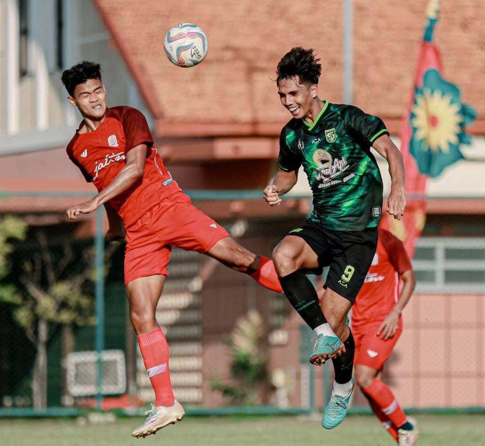 Striker lokal hasil trial, Rizky Dwi saat duel dengan pemain PON Jatim dalam uji coba di Lapangan THOR Surabaya. Dok. Persebaya.