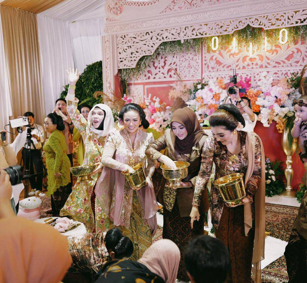 tedak siten Azura Atta (Instagram.com/attahalilintar)