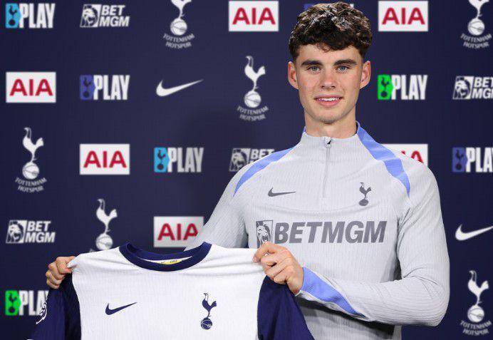 Archie Gray (tottenhamhotspur.com)