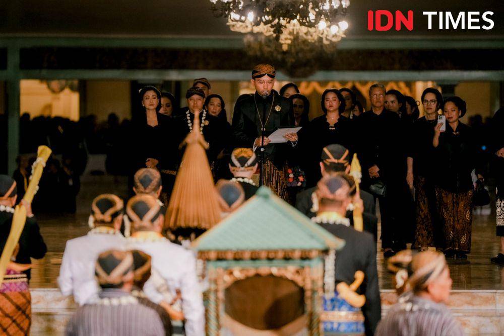 KGPAA Mangkunegara X melepas Kirab malam 1 Sura di Pura Mangkunegaran, Surakarta, Minggu (7/7/2024). (IDN Times/Herka Yanis)