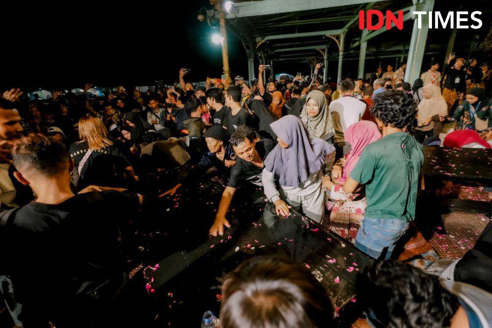 Warga terlihat antusias menyaksikan kirab malam 1 Sura di Pura Mangkunegaran, Surakarta, Minggu (7/7/2024). (IDN Times/Herka Yanis)