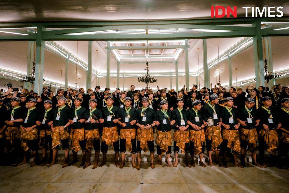 Kirab malam 1 Sura di Pura Mangkunegaran, Surakarta, Minggu (7/7/2024). (IDN Times/Herka Yanis)