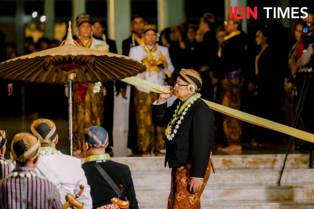 Kirab pusaka malam 1 Sura di Pura Mangkunegaran, Surakarta, Minggu (7/7/2024). (IDN Times/Herka Yanis)