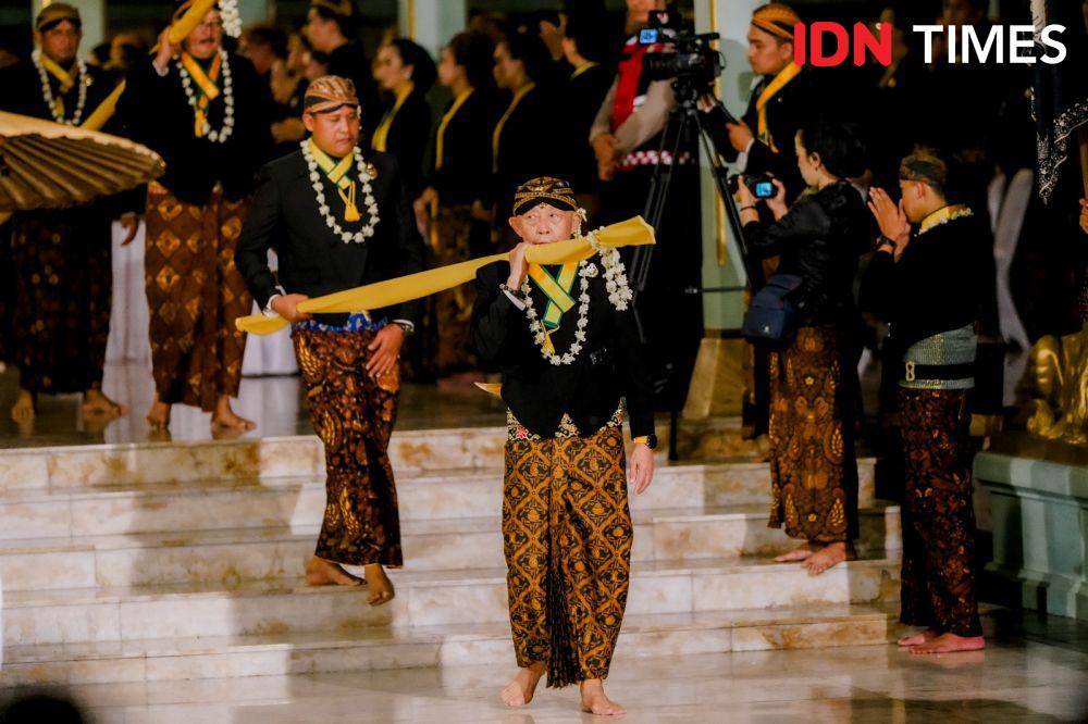 Kirab pusaka malam 1 Sura di Pura Mangkunegaran, Surakarta, Minggu (7/7/2024). (IDN Times/Herka Yanis)