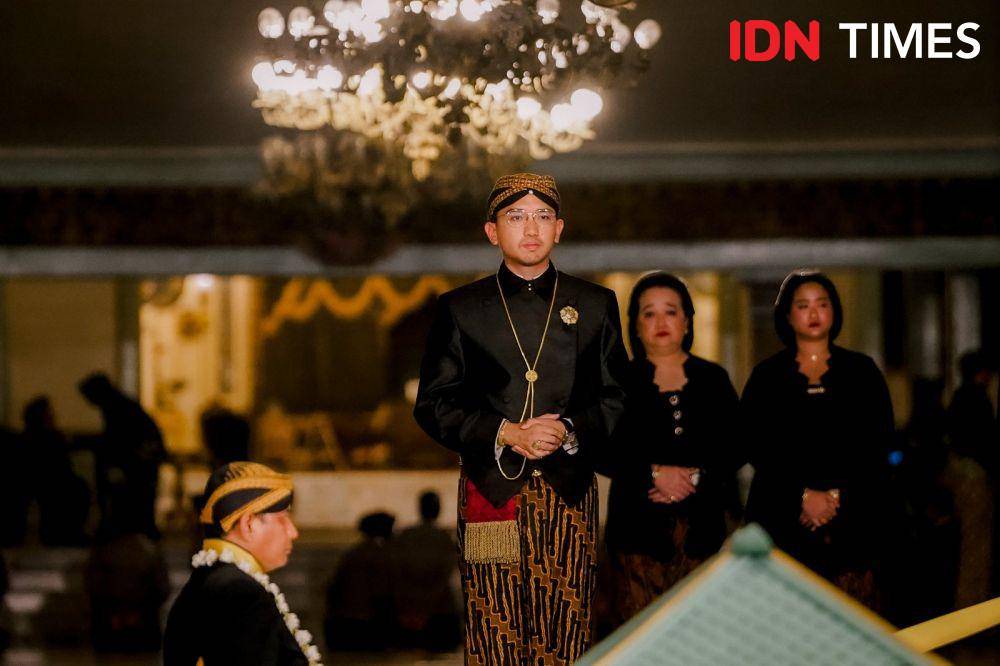 KGPAA Mangkunegara X melepas Kirab malam 1 Sura di Pura Mangkunegaran, Surakarta, Minggu (7/7/2024). (IDN Times/Herka Yanis)