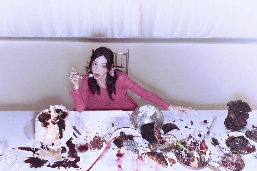potret Taeyeon SNSD untuk single "Heaven" (x.com/TAEYEONsmtown)