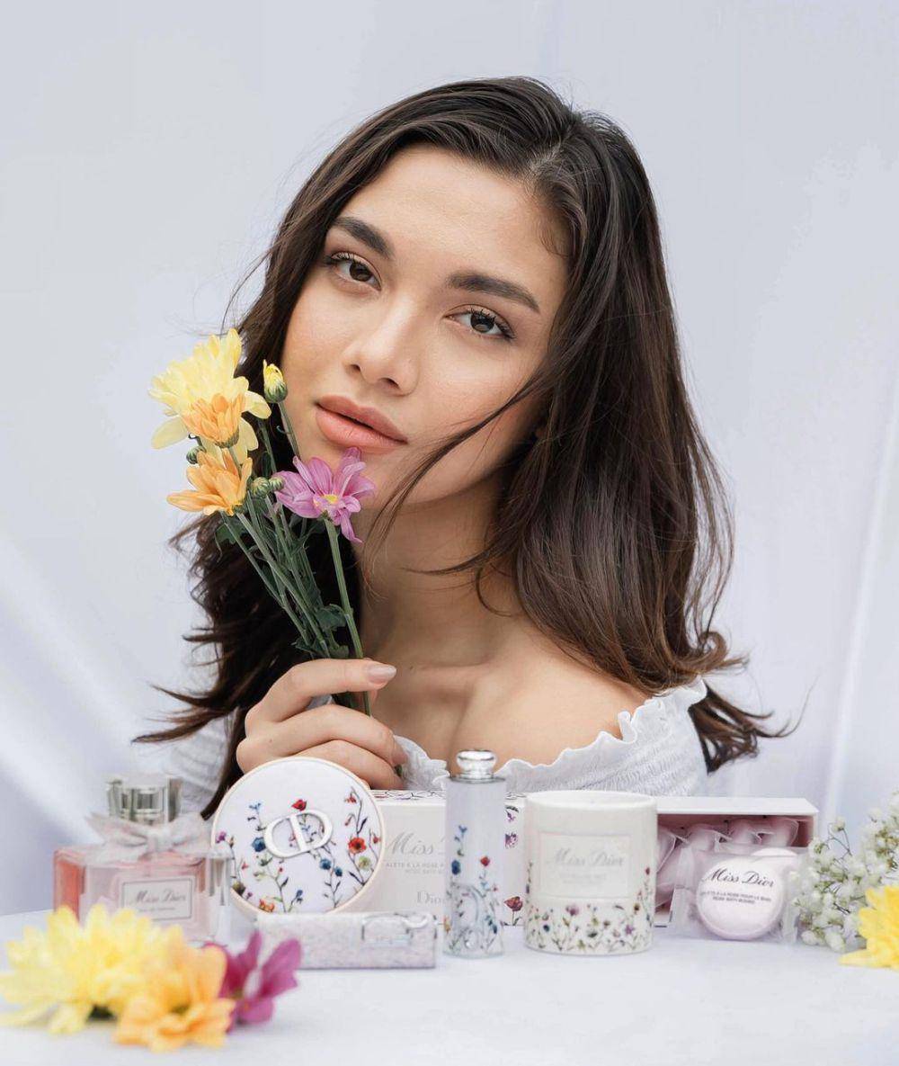 gaya makeup ala Angela Gilsha (instagram.com/angelagilsha)
