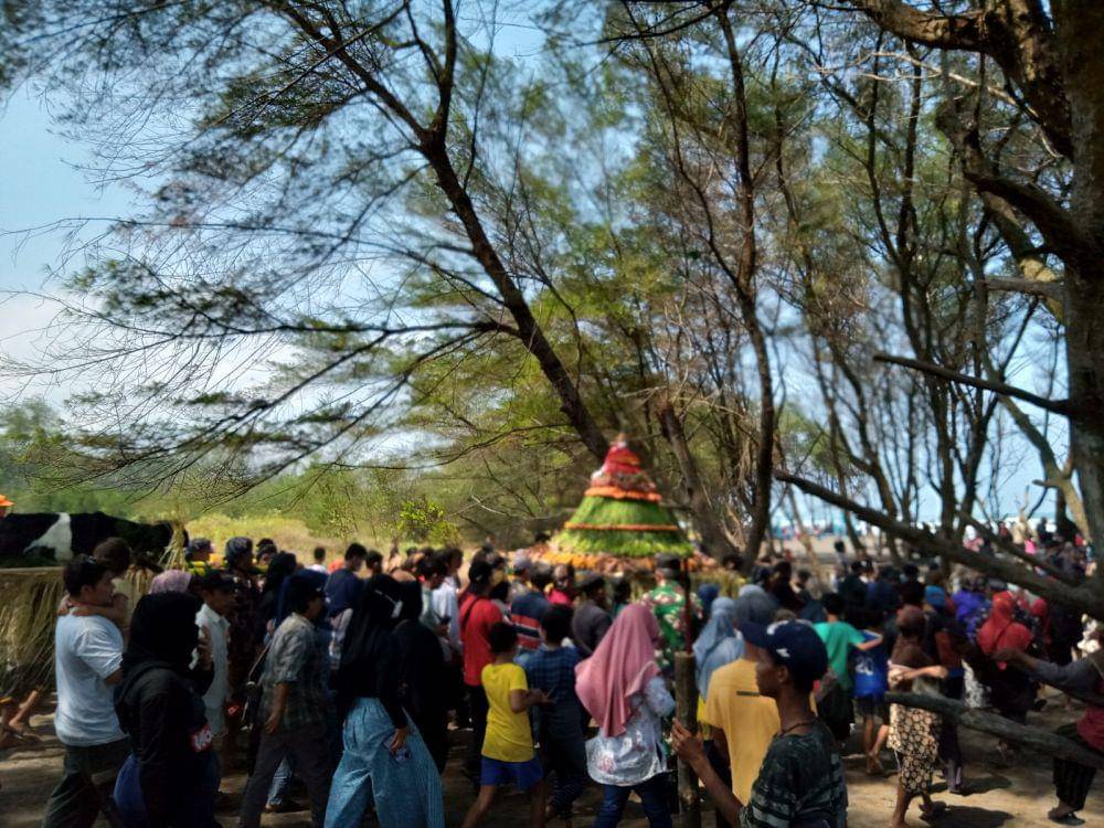 Tradisi Labuhan Pantai Goa Cemara.(IDN Times/Daruwaskita)