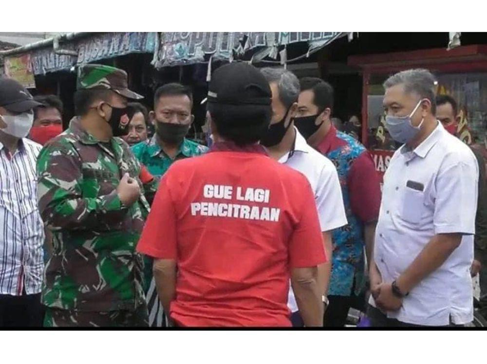 5 Meme Orang Lagi Pencitraan, dari Mulai Kebiasaan Ramah sampai Ibadah